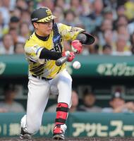 ２回、バントを決める才木（撮影・西田忠信）