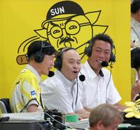 テレビの実況席から試合を観戦する（右から）上原浩治氏と岡田彰布オーナー付顧問（撮影・立川洋一郎）