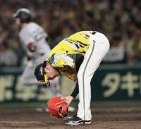 ９回、ダルベックに逆転２ランを浴び、うなだれる才木（撮影・田中太一）
