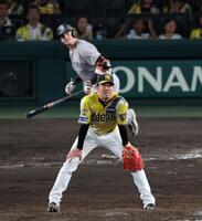 ９回、才木はダルベックに逆転２ランを許す（撮影・山口登）