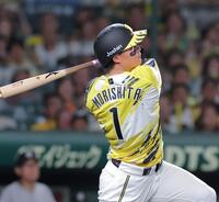 ９回、同点犠飛を放つ森下（撮影・西田忠信）