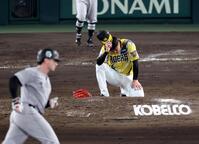 ９回、才木はダルベックに逆転２ランを許す（撮影・山口登）