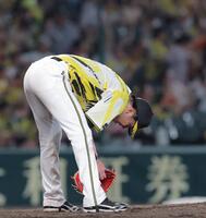 ９回、ダルベックに逆転２ランを浴びうなだれる才木（撮影・西田忠信）