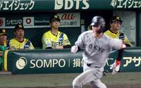 １０回、小浜に２ランを打たれ、ベンチの藤川監督はグラウンドを見つめる（撮影・山口登）