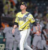 勝利を喜ぶ巨人ナインを背にグラウンドを引き揚げる藤川監督（撮影・西田忠信）