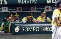 巨人に敗れ、ベンチでうつむく才木（中央）＝撮影・山口登
