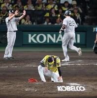 ９回、才木はダルベックに逆転２ランを許す（撮影・山口登）