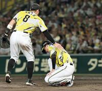 ９回、逆転２ランを浴び、うなだれる才木（撮影・田中太一）