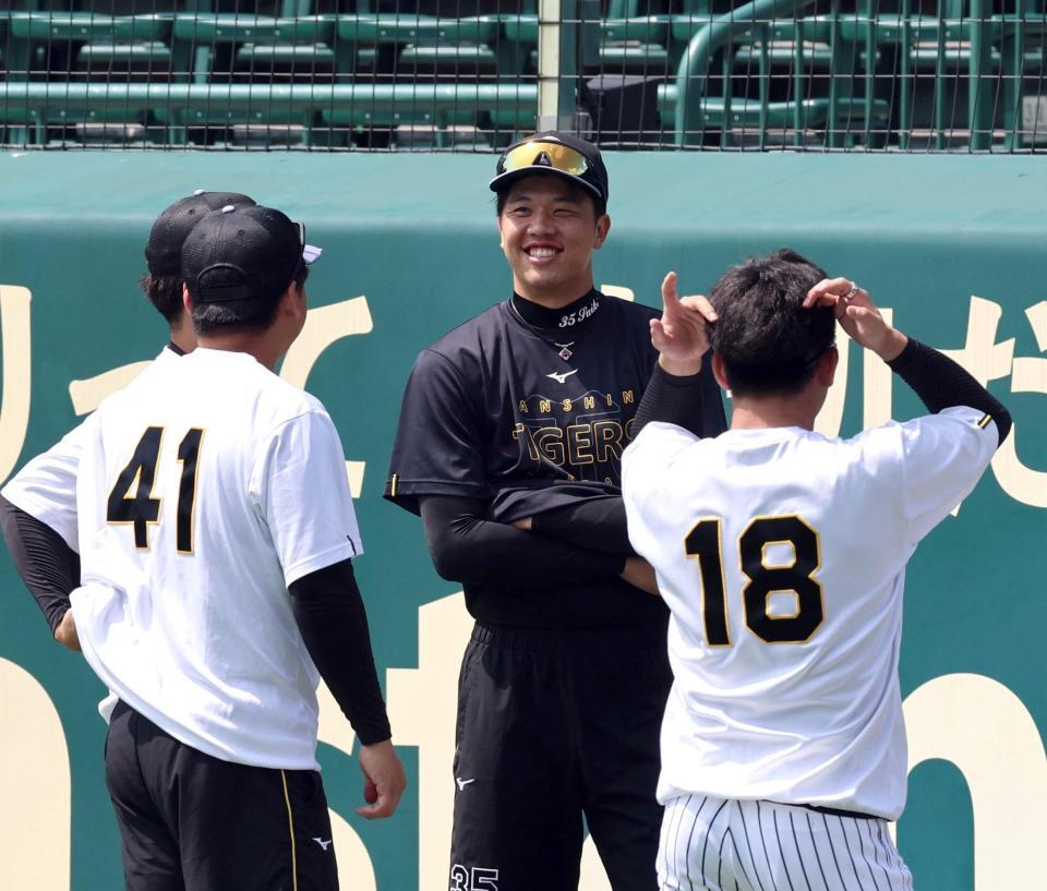 練習前、円陣で笑顔を見せる才木（中央）＝撮影・山口登
