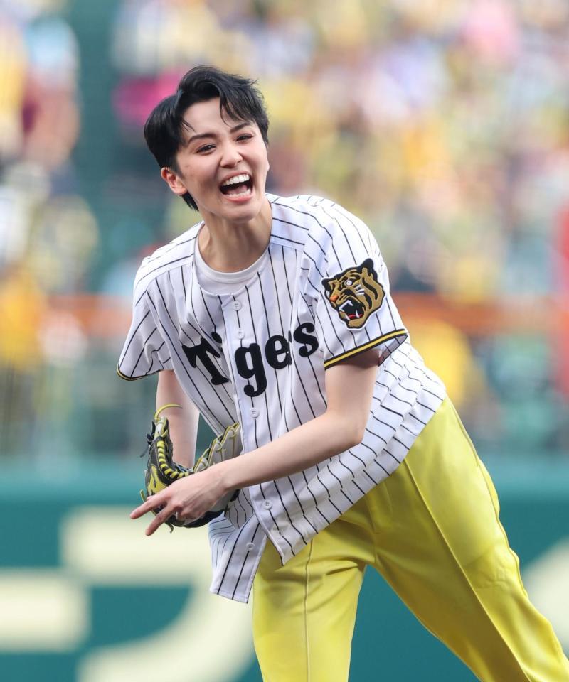 始球式を務める暁千星（撮影・立川洋一郎）
