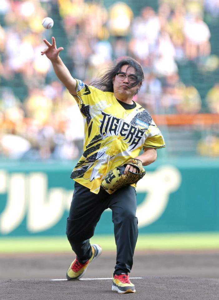 ファーストピッチセレモニーを務めるロッチ・中岡創一（撮影・立川洋一郎）