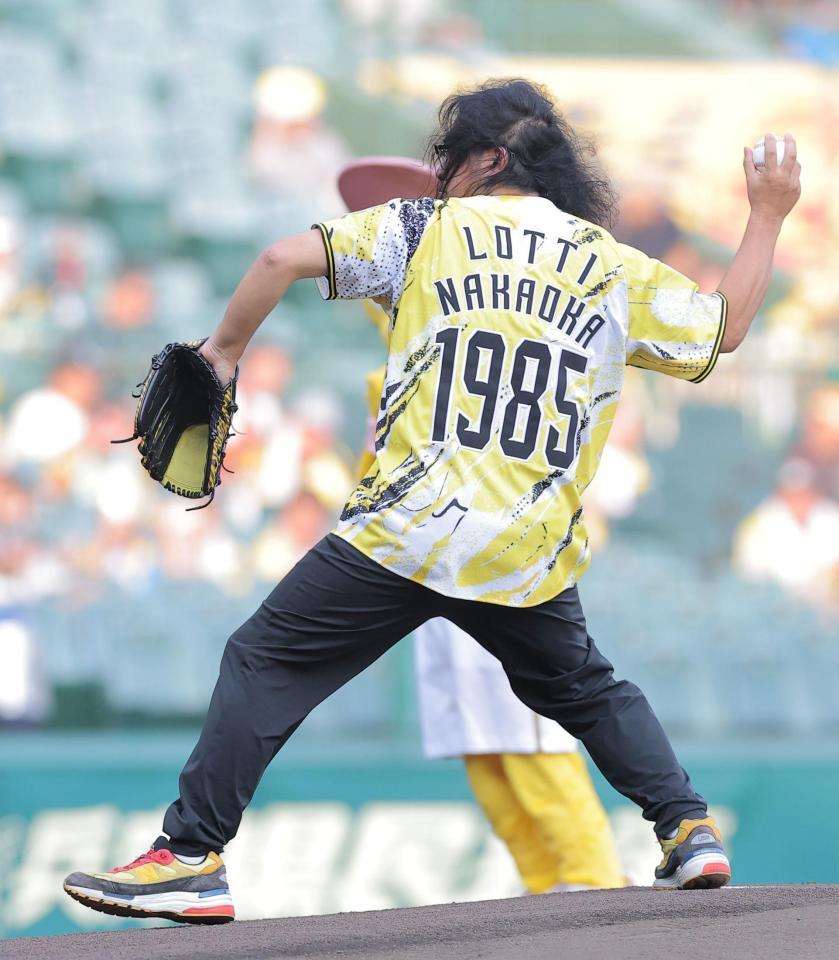 ファーストピッチセレモニーを務めるロッチ・中岡（撮影・西田忠信）