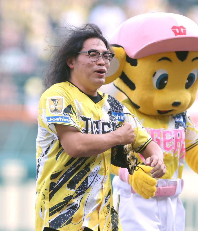 ファーストピッチセレモニーを務めたロッチ・中岡創一（撮影・立川洋一郎）