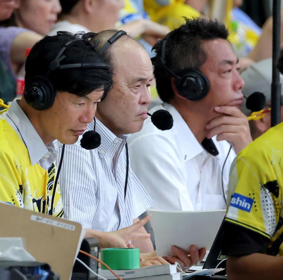 テレビの実況席から試合を観戦する（右から）上原浩治氏と岡田彰布オーナー付顧問（撮影・立川洋一郎）