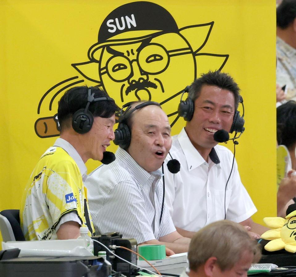 テレビの実況席から試合を観戦する（右から）上原浩治氏と岡田彰布オーナー付顧問（撮影・立川洋一郎）