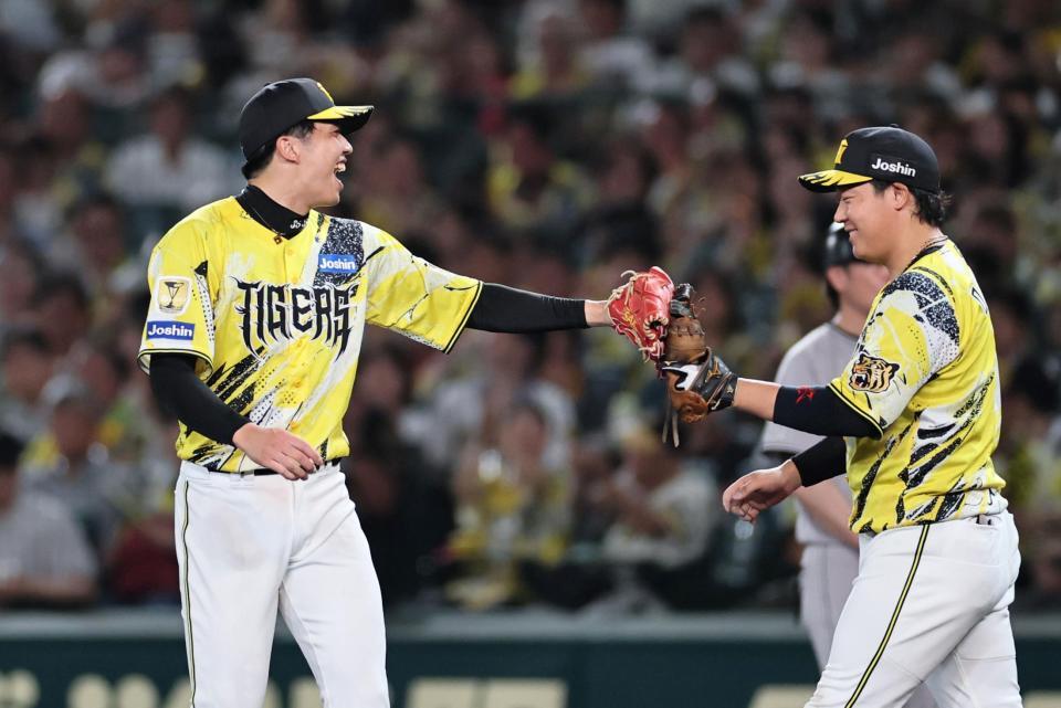 ６回、大山が好守を見せ、グラブタッチをする才木（撮影・田中太一）