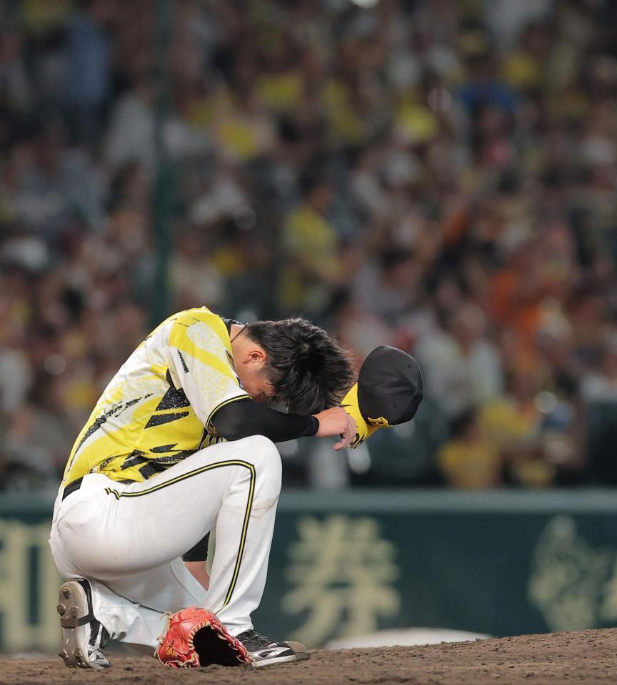 ９回、ダルベックに逆転２ランを浴びうなだれる才木（撮影・西田忠信）