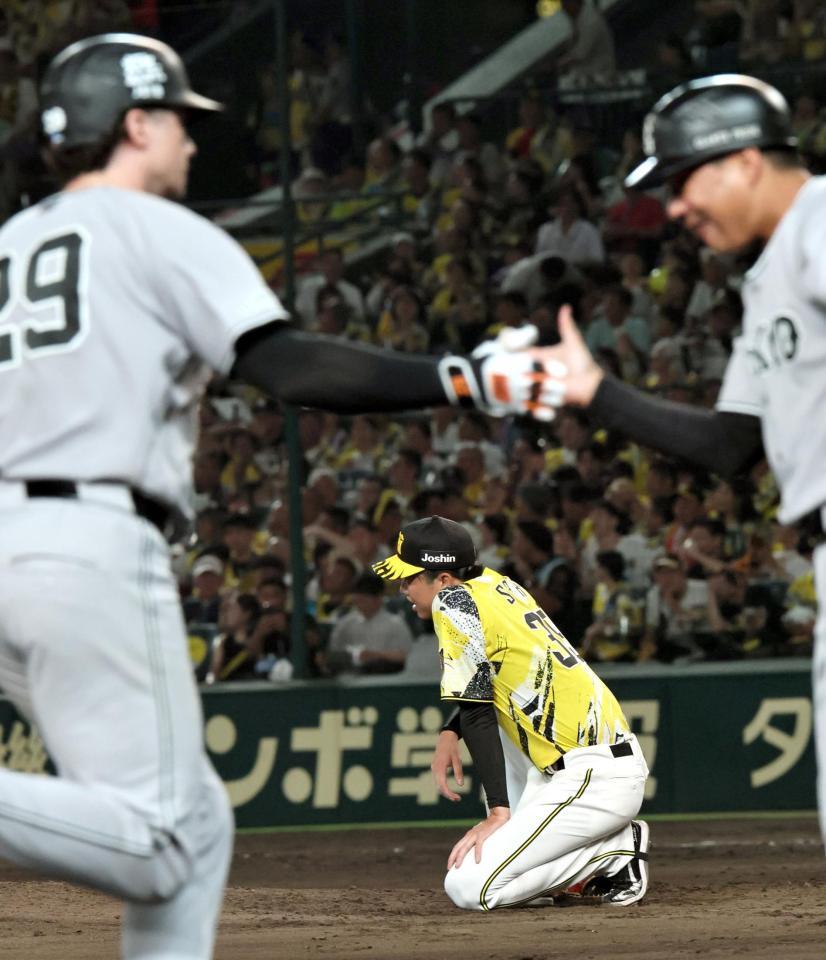 ９回、ダルベックに逆転２ランを浴び、うなだれる才木（撮影・田中太一）