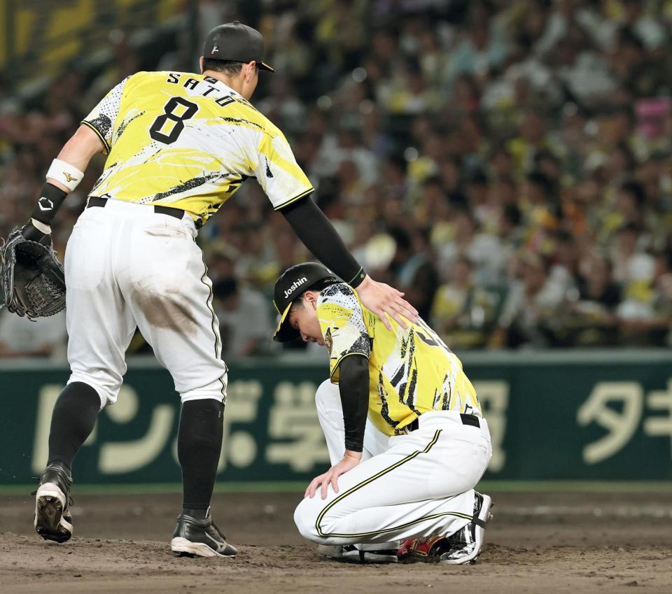 ９回、逆転２ランを浴び、うなだれる才木（撮影・田中太一）