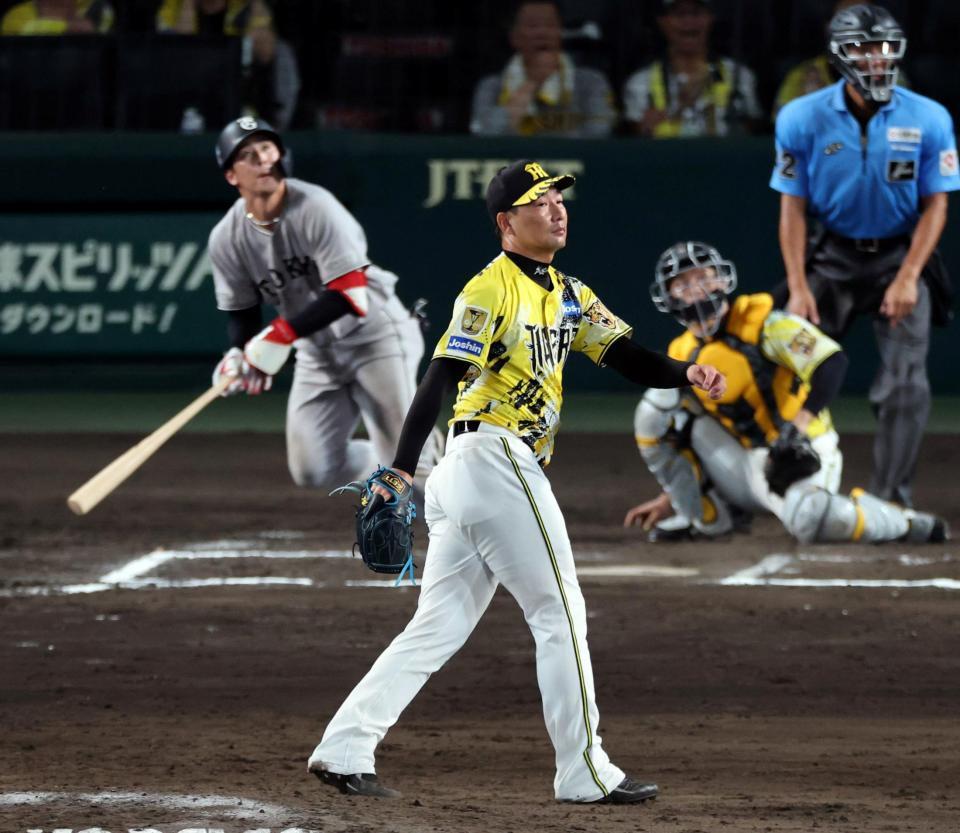 １０回、岩崎は小浜に２ランを許す（撮影・山口登）
