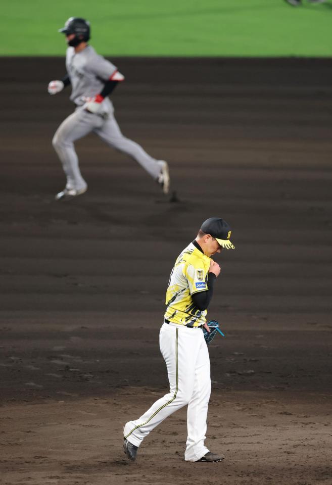 １０回、小浜（奥）に勝ち越し２ランを浴びる岩崎（撮影・立川洋一郎）