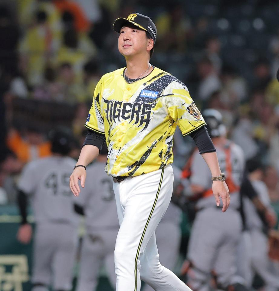 勝利を喜ぶ巨人ナインを背にグラウンドを引き揚げる藤川監督（撮影・西田忠信）
