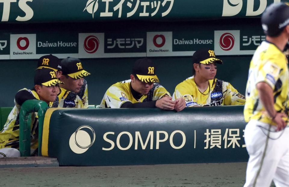 巨人に敗れ、ベンチでうつむく才木（中央）＝撮影・山口登