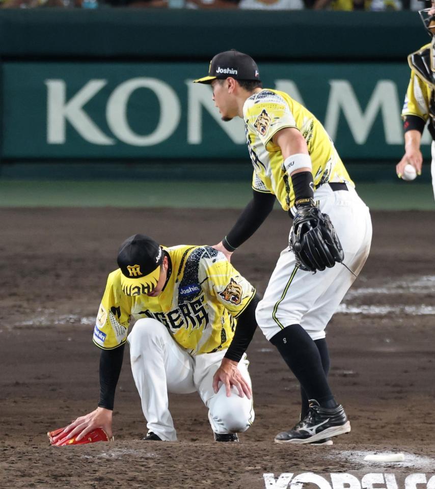 ９回、マウンドで立ち上がれない才木を佐藤輝が手を貸す（撮影・山口登）