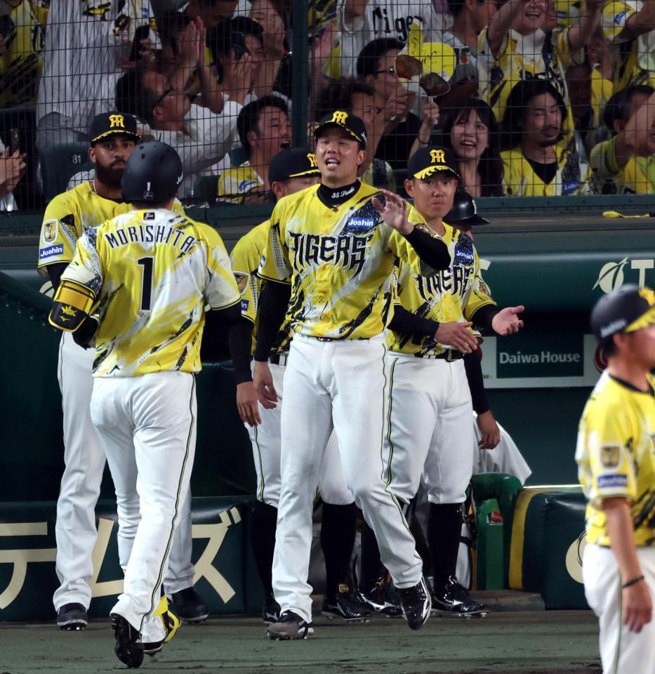 ９回、同点犠飛を放った森下を迎える才木（撮影・山口登）