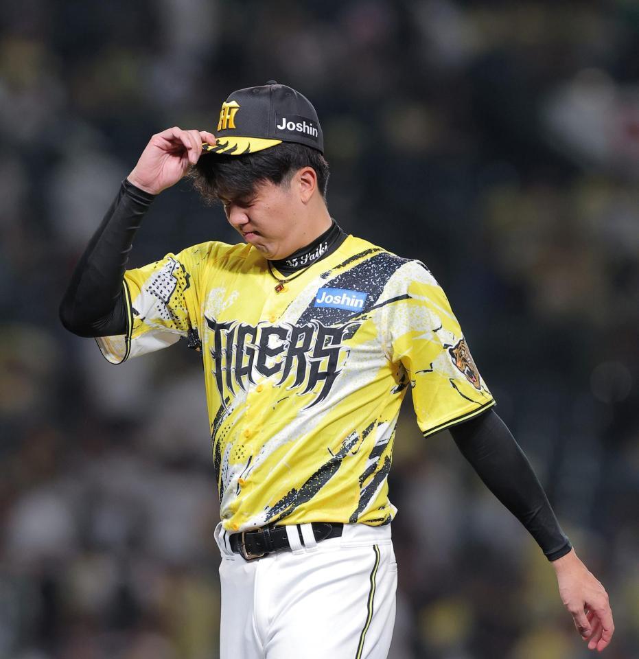 巨人に敗れ、悔しそうに引き揚げる才木（撮影・西田忠信）