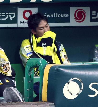 ４回、４失点し伊原はベンチに戻り厳しい表情を見せる（撮影・山口登）