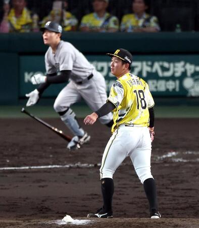 ４回、伊原は佐々木に勝ち越し適時二塁を許す（撮影・山口登）