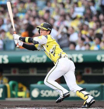１回、安打を放つ近本（撮影・田中太一）
