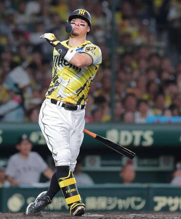 ５回、空振り三振に倒れる佐藤輝（撮影・西田忠信）