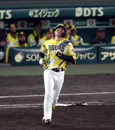 ５回、左飛に倒れる森下（撮影・山口登）