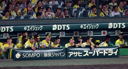 巨人に敗れ、グラウンドを見つめる阪神ナイン（撮影・山口登）