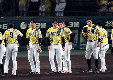 試合を終えファンにあいさつする佐藤輝（右から２人目）ら阪神ナイン（撮影・山口登）