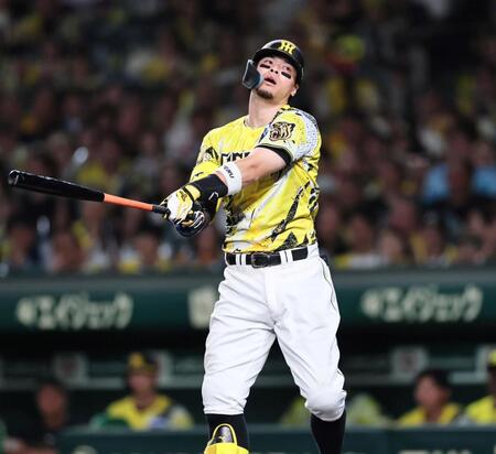 ８回、空振り三振に倒れる佐藤輝（撮影・田中太一）