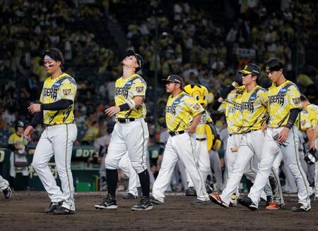 巨人に連敗し、引き揚げる森下（左）、佐藤輝らナイン（撮影・西田忠信）