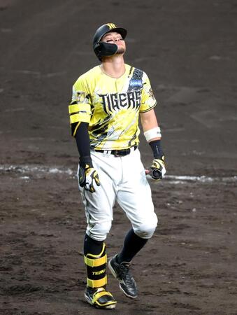 ８回、空振り三振に倒れ、天を仰いでベンチへ引き揚げる佐藤輝（撮影・立川洋一郎）