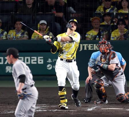 ８回、空振り三振に倒れる佐藤輝（投手・赤星、捕手・小林）＝撮影・山口登