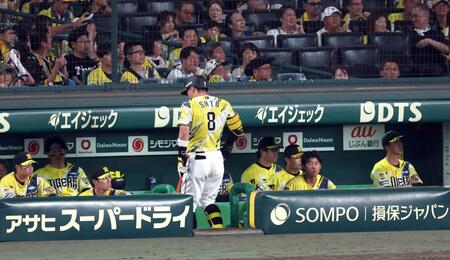 ８回阪神、阪神・佐藤輝明は空振り三振に倒れベンチに戻る＝甲子園（撮影・山口登）