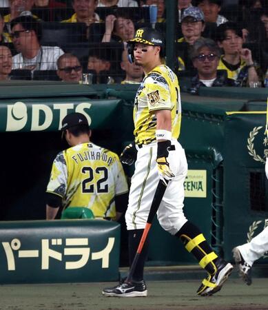 ５回、空振り三振に倒れベンチに戻る佐藤輝（撮影・山口登）