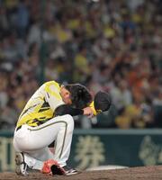 ９回、ダルベックに逆転２ランを浴びうなだれる才木（撮影・西田忠信）