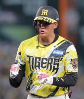 ４回、左前打を放ち拳を握る元山（撮影・西田忠信）