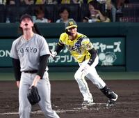 ４回、左前打を放つ元山（撮影・山口登）