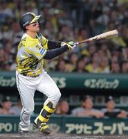 ９回、同点犠飛を放つ森下（撮影・西田忠信）