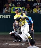 ９回、同点犠飛を放つ森下（撮影・山口登）