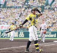 １回、捕邪飛を打ち上げ、打球の行方を振り返って見る佐藤輝（撮影・立川洋一郎）