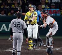 ９回、空振り三振に倒れる佐藤輝（撮影・山口登）